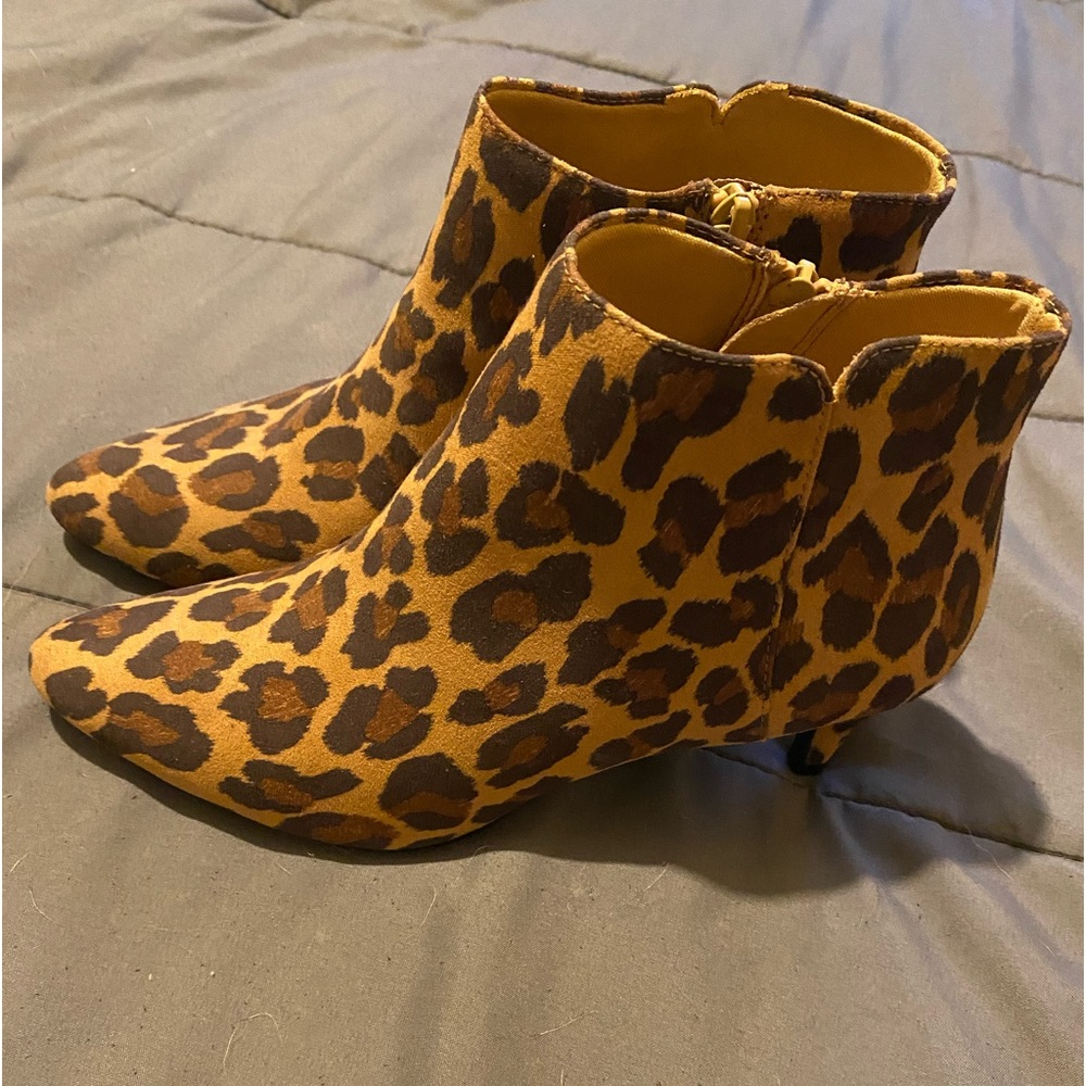 Used only twice leopard print boots I’m very good condition.